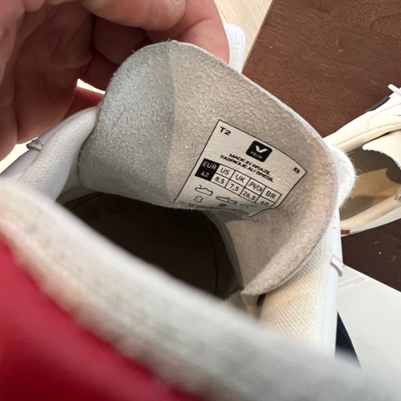 Men’s veja shoes size is 8.5 - Picture 5 of 6